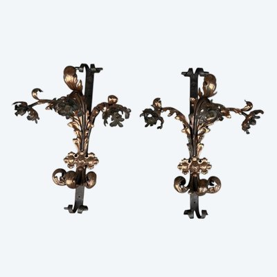 Importante coppia di applique in ferro battuto e ottone rosso della fine del XIX secolo, altezza 88 cm.