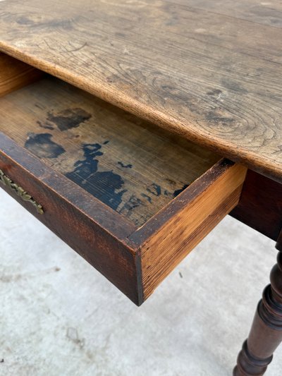 Desk table