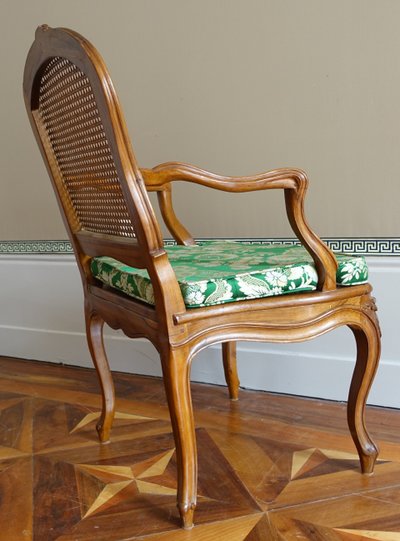 Paar Sessel aus Nussbaumholz mit Korbgeflecht aus der Zeit Louis XV, Lyonnais-Arbeit, Nogaret-Gefolge