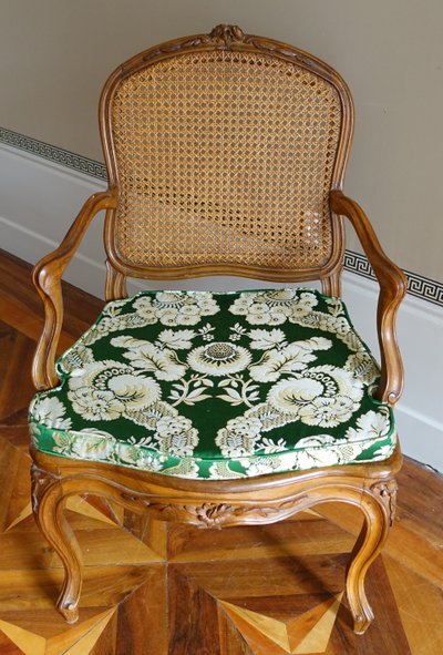 Paar Sessel aus Nussbaumholz mit Korbgeflecht aus der Zeit Louis XV, Lyonnais-Arbeit, Nogaret-Gefolge