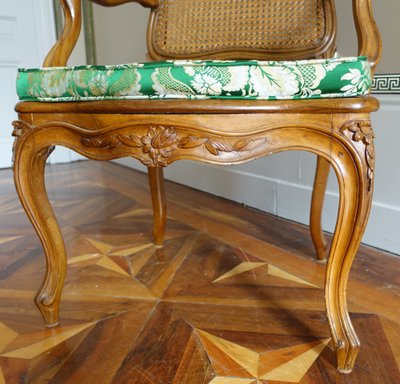 Paar Sessel aus Nussbaumholz mit Korbgeflecht aus der Zeit Louis XV, Lyonnais-Arbeit, Nogaret-Gefolge
