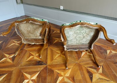Paar Sessel aus Nussbaumholz mit Korbgeflecht aus der Zeit Louis XV, Lyonnais-Arbeit, Nogaret-Gefolge