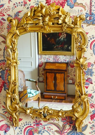 Miroir en bois doré, glace au mercure, travail Provencal d'époque Louis XV - Transition