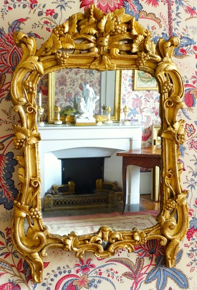 Miroir en bois doré, glace au mercure, travail Provencal d'époque Louis XV - Transition