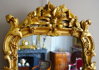 Miroir en bois doré, glace au mercure, travail Provencal d'époque Louis XV - Transition