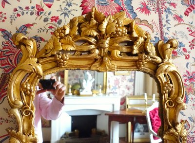 Miroir en bois doré, glace au mercure, travail Provencal d'époque Louis XV - Transition