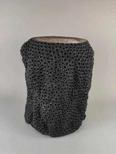 Gilles CAFFIER (1963) tavolino in ceramica, piano in pelle, firmato e datato