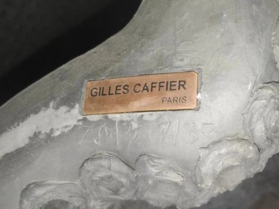 Gilles CAFFIER (1963) tavolino in ceramica, piano in pelle, firmato e datato