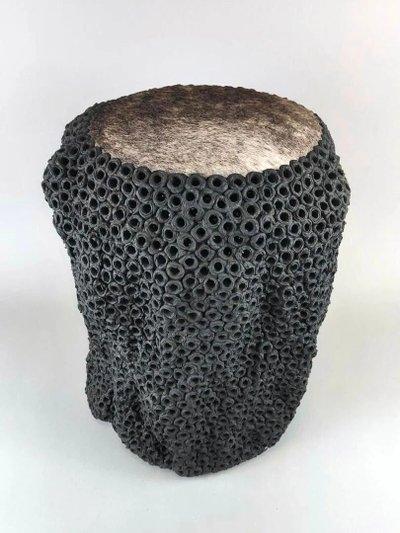 Gilles CAFFIER (1963) tavolino in ceramica, piano in pelle, firmato e datato