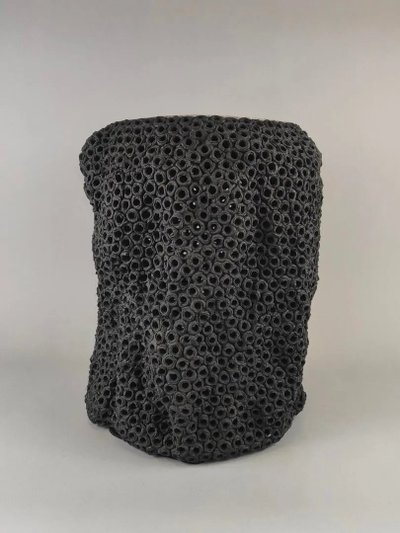 Gilles CAFFIER (1963) tavolino in ceramica, piano in pelle, firmato e datato