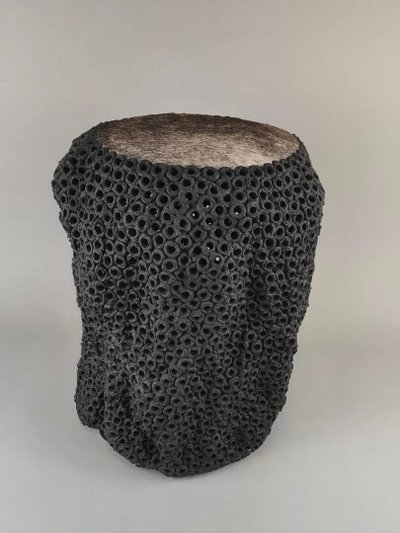 Gilles CAFFIER (1963) tavolino in ceramica, piano in pelle, firmato e datato
