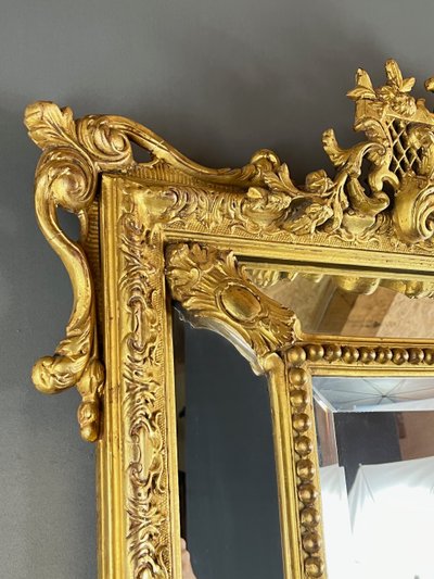 Grand miroir à fronton en bois doré, XIXe siècle