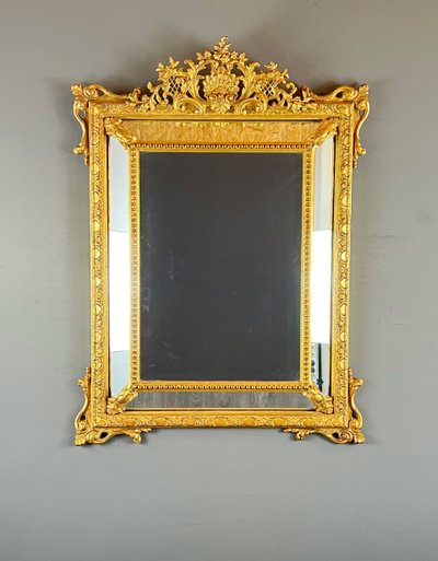 Grand miroir à fronton en bois doré, XIXe siècle