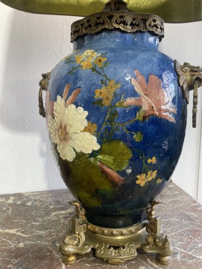 Lampe en faïence à décor de fleurs 