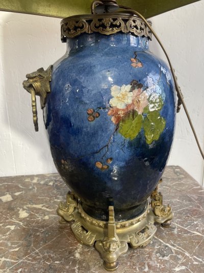 Lampe en faïence à décor de fleurs 