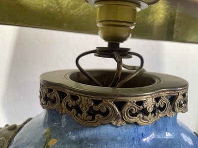 Lampe en faïence à décor de fleurs 