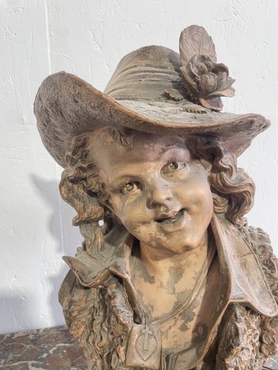 Busto di un giovane ragazzo in piedi sotto la doccia firmato Lemaire