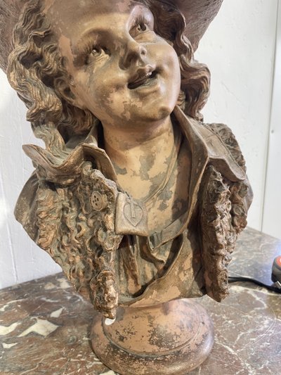 Busto di un giovane ragazzo in piedi sotto la doccia firmato Lemaire