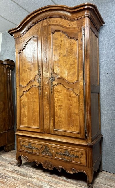Provenzalischer Schrank aus Nussbaumholz aus der Zeit Ludwigs XV