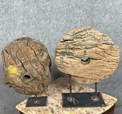 Deux Très anciennes roues de poulies en bois montées sur socle fer  