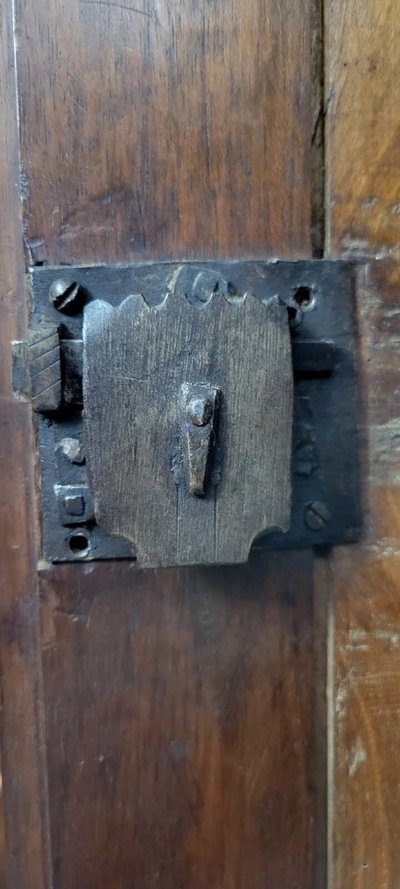 Mobiletto in noce a 4 pannelli in stile Luigi XIII