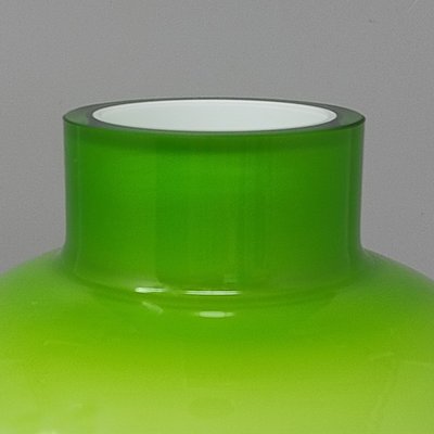 Magnifique vase vert des années 1970 par Ind. Vetraria Valdarnese. Fabriqué en Italie.