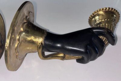 Maison JANSEN Paire d'appliques en bronze doré polychrome, mains et cornes d’abondance