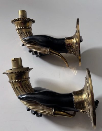 Maison JANSEN Paire d'appliques en bronze doré polychrome, mains et cornes d’abondance