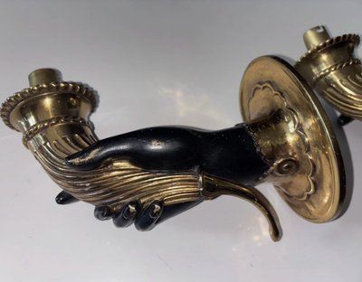 Maison JANSEN Paire d'appliques en bronze doré polychrome, mains et cornes d’abondance