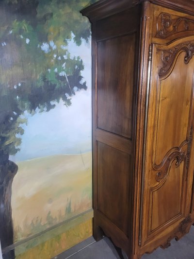 Piccolo mobiletto in noce intagliato