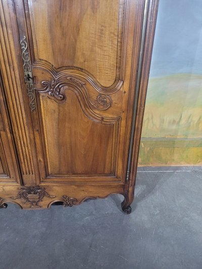 Piccolo mobiletto in noce intagliato