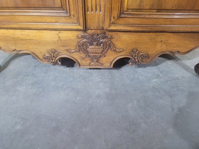 Piccolo mobiletto in noce intagliato