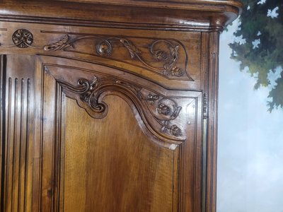 Piccolo mobiletto in noce intagliato