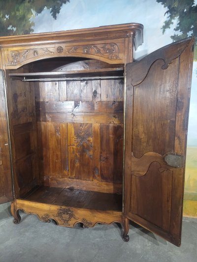 Piccolo mobiletto in noce intagliato