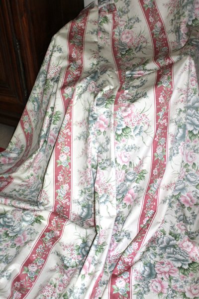 4 curtains with floral decoration in wide pink bands in Louis XVI style