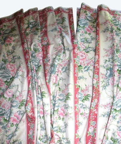 4 curtains with floral decoration in wide pink bands in Louis XVI style