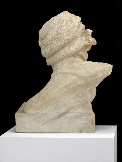 ALABASTER SCULPTURE FROM THE 1930S REPRESENTING A PORTRAIT OF A WOMAN WITH A HAT