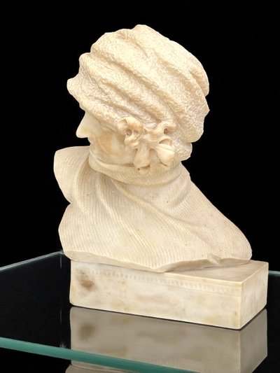 ALABASTER SCULPTURE FROM THE 1930S REPRESENTING A PORTRAIT OF A WOMAN WITH A HAT