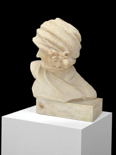 ALABASTER SCULPTURE FROM THE 1930S REPRESENTING A PORTRAIT OF A WOMAN WITH A HAT