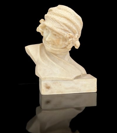 ALABASTER SCULPTURE FROM THE 1930S REPRESENTING A PORTRAIT OF A WOMAN WITH A HAT