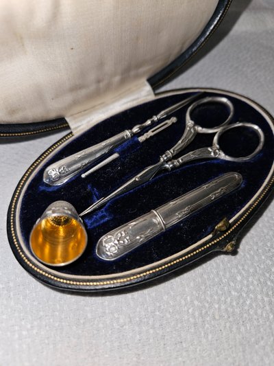 Kit da cucito in argento nella sua custodia rivestita in pelle - periodo Napoleone III