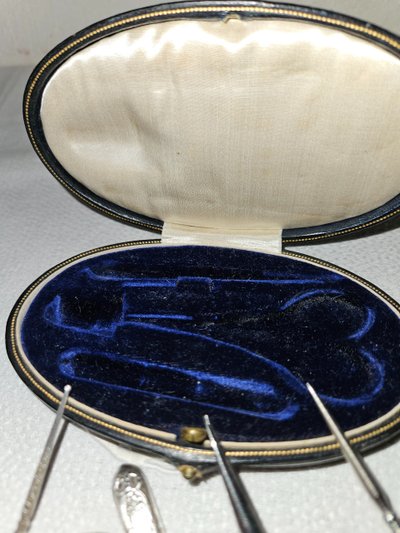 Kit da cucito in argento nella sua custodia rivestita in pelle - periodo Napoleone III