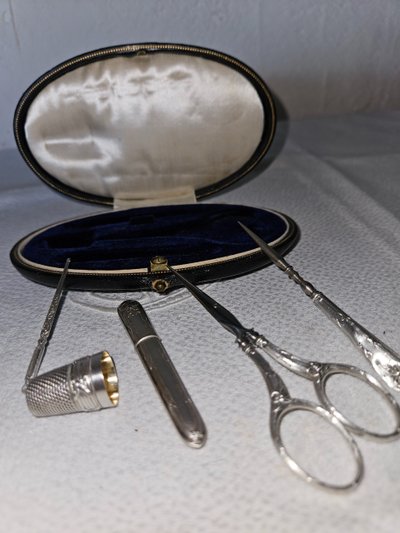 Kit da cucito in argento nella sua custodia rivestita in pelle - periodo Napoleone III