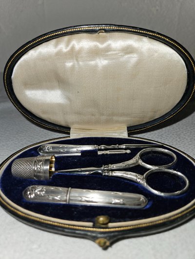 Kit da cucito in argento nella sua custodia rivestita in pelle - periodo Napoleone III