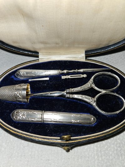 Kit da cucito in argento nella sua custodia rivestita in pelle - periodo Napoleone III