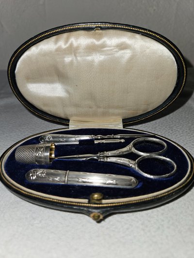 Kit da cucito in argento nella sua custodia rivestita in pelle - periodo Napoleone III