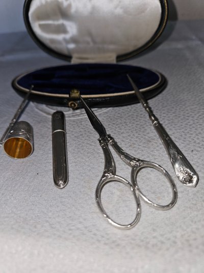 Kit da cucito in argento nella sua custodia rivestita in pelle - periodo Napoleone III