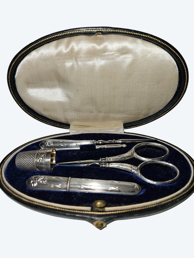 Kit da cucito in argento nella sua custodia rivestita in pelle - periodo Napoleone III
