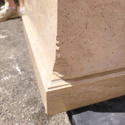 André Deluol, Uomo in piedi, scultura in pietra, XX secolo