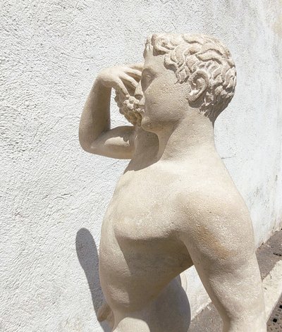 André Deluol, Uomo in piedi, scultura in pietra, XX secolo